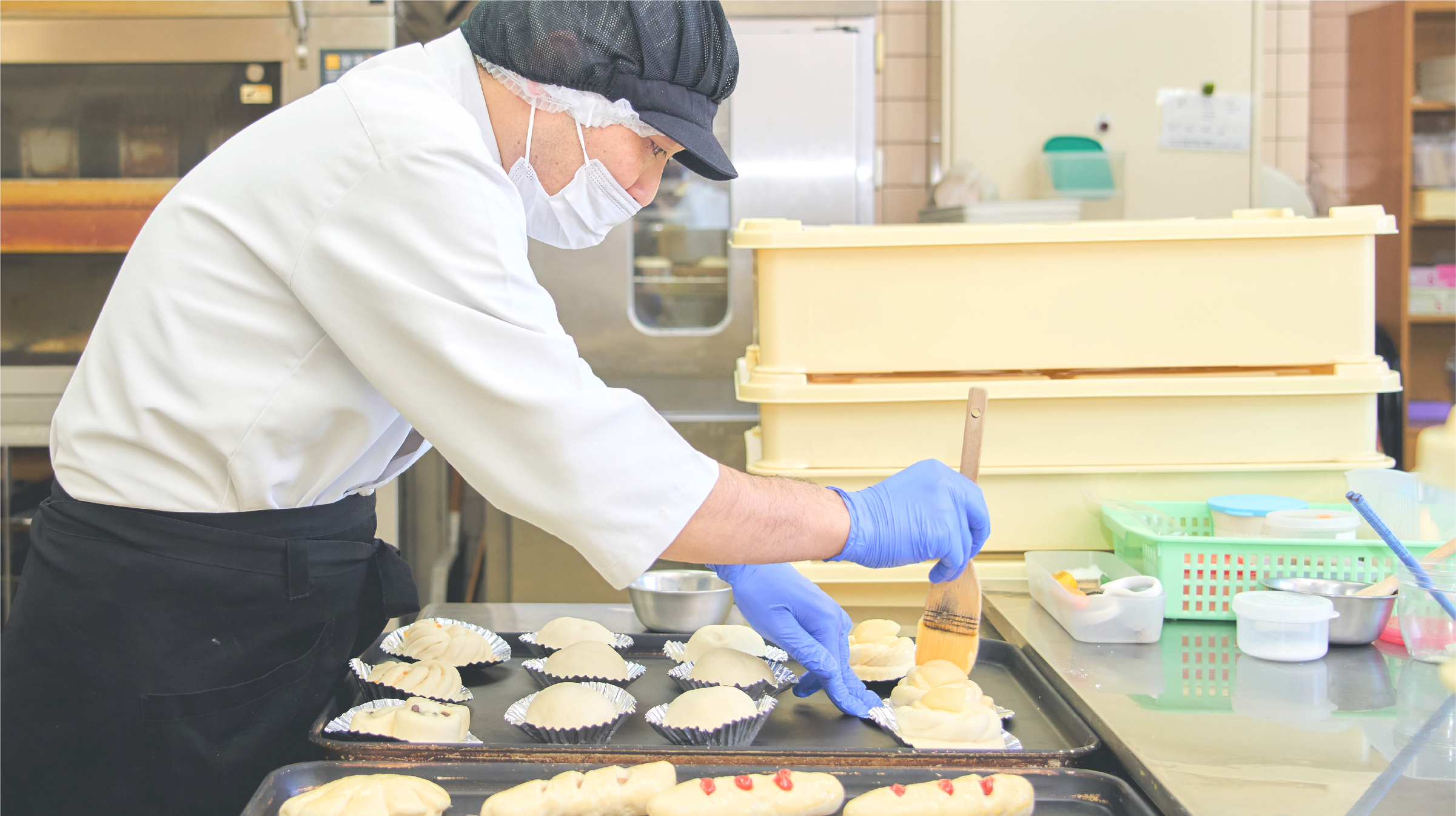 お菓子を整形する男性