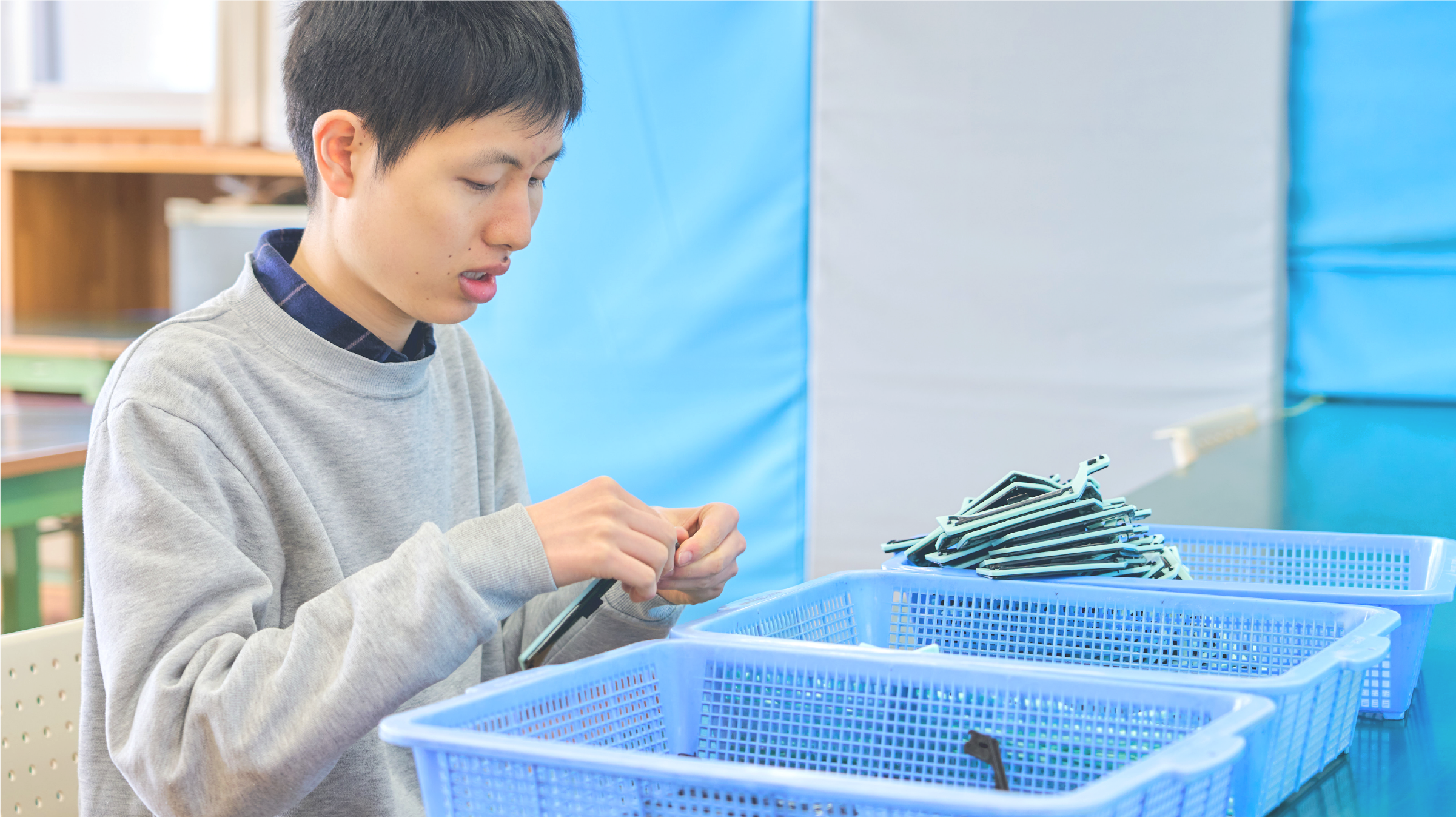 就労をする男性